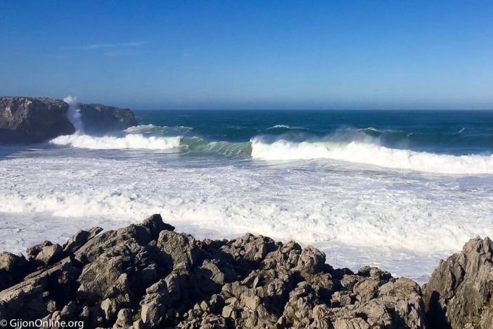 Powerful sea at Bufones de Pria